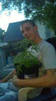 Daniel Kegelmann posiert mit seiner Cannabispflanze und einem FWOB-Aufkleber (Facebook 10.09.2012).