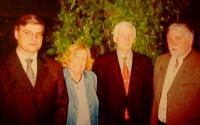 "Republikaner"-Mitglied Motzke (l.) mit Vertreternnen des "Vlaams Blok" im Jahr 2001