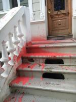 Unbekannte haben nachts das Haus der Bonner Alfa-Vorsitzenden Andrea Konorza mit roter Farbe beschmiert. 