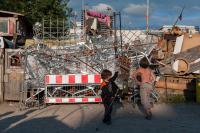 31.07.2011, Auf dem M1-Gelände war versucht worden, die Räumung durch den Bau kreativer Barrikaden zu erschweren.