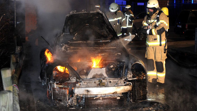 Nach dem Feuerwehr-Einsatz war vom Porsche nur noch ein Wrack übrig