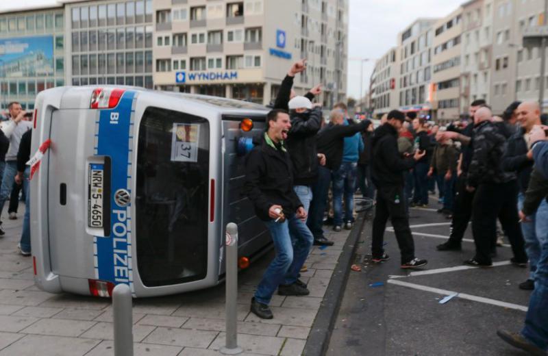 Rund tausend Einsatzkräfte der Polizei waren im Einsatz. Die Lage zu beruhigen, gelang ihnen zunächst nicht.