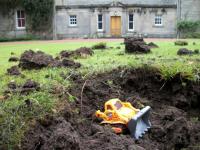 Kohleproteste in Schottland - Graben im Garten des Lords mit Mini-Bagger