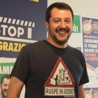Matteo Salvini im Lega-Shirt: "Ruspe in azione" - "Bulldozer in Aktion"