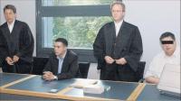 Die Angeklagten Matthias Gärtner (2. v. l.) und Michael Grunzel (r.) mit ihren Anwälten Ingmar Knop (l.) und Klaus Laßmann. Foto: B. Kaufholz 