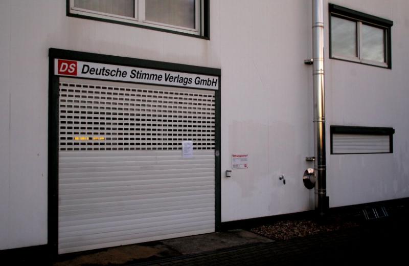 Seit zehn Jahren sitzt die "Deutsche Stimme" in einer Halle in Riesa-Merzdorf. Dort wird nicht nur die gleichnamige Monatszeitung herausgegeben, die NPD betreibt auch ein "Nationales Kaufhaus" mit Webshop. Seit zehn Jahren sitzt die "Deutsche Stimme" in einer Halle in Riesa-Merzdorf. Dort wird nicht nur die gleichnamige Monatszeitung herausgegeben, die NPD betreibt auch ein "Nationales Kaufhaus" mit Webshop.