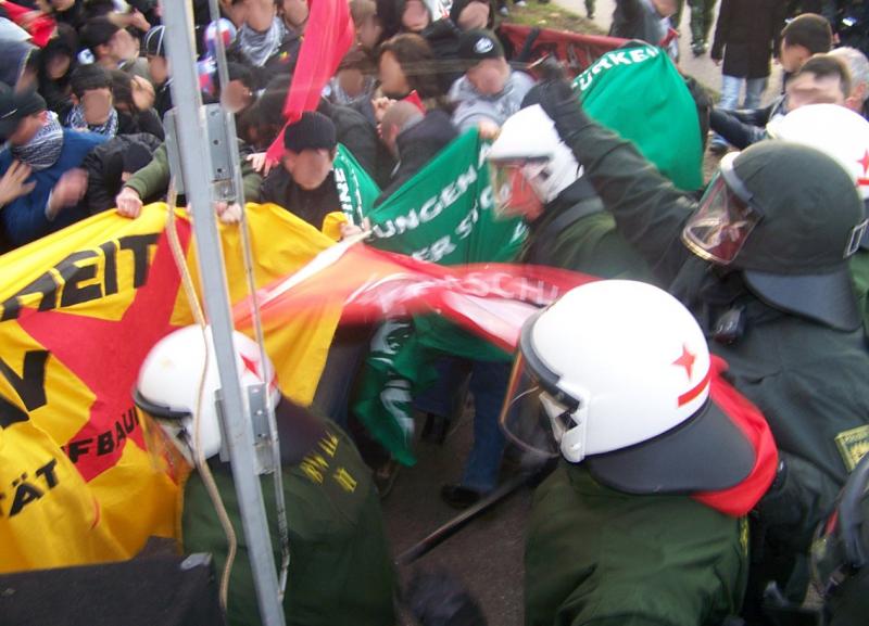 Pfefferspray gegen DemonstrantInnen.jpg