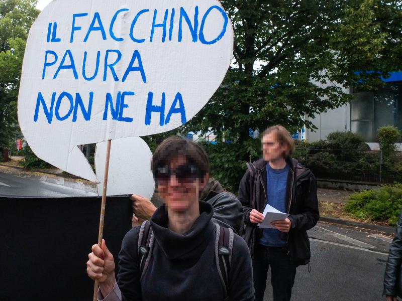 Schild: IL FACCHINO PAURA NON NE HA