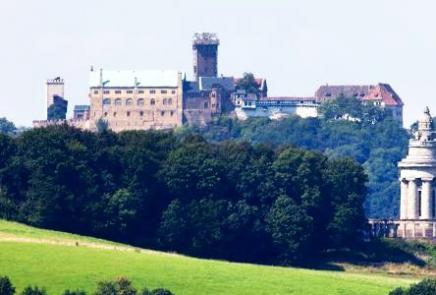 Seit der Wiedervereinigung treffen sich die Burschen jedes Jahr auf der Wartburg im thüringischen Eisenach. Nicht ohne Grund: Hier fand im Jahr 1817 das Wartburgfest statt. (...) 500 Studenten kamen, tranken, feierten und verbrannten Bücher. Seit der Wiedervereinigung treffen sich die Burschen jedes Jahr auf der Wartburg im thüringischen Eisenach. Nicht ohne Grund: Hier fand im Jahr 1817 das Wartburgfest statt. (...) 500 Studenten kamen, tranken, feierten und verbrannten Bücher.