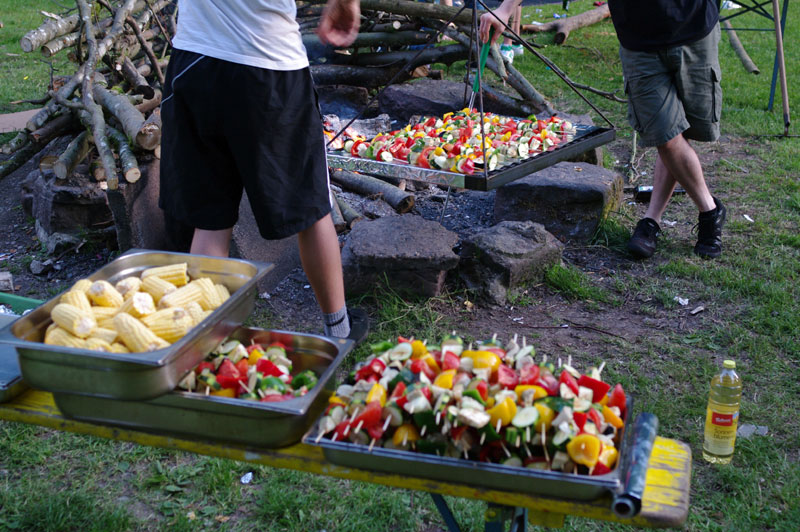 Grillparty am Abend; Gemüse reichlich