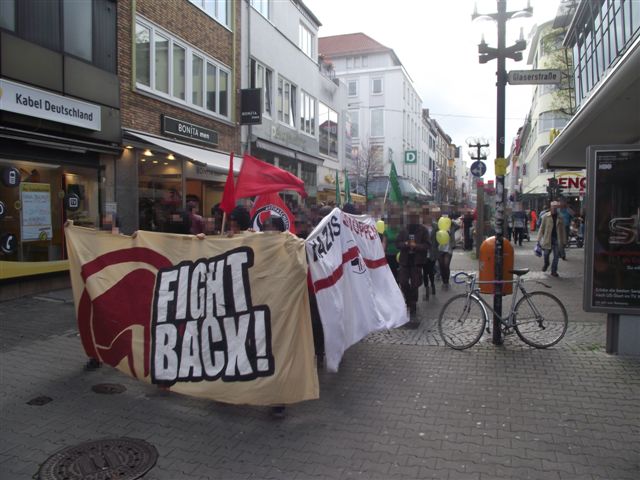 ... "Hoch die internationale Solidarität!" ...