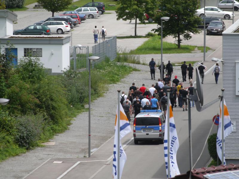 Nazis laufen zu ihren Autos