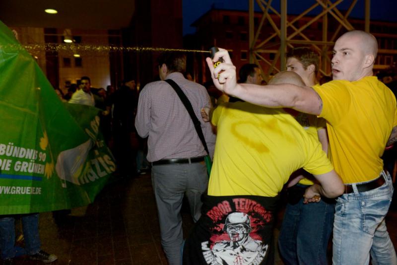 Wahlabend, 25.05.2014 in Dortmund, Timo Ewers greift Politiker mit Pfefferspray an