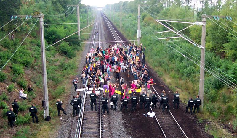 No prison! No border! Hambach Bahn blockiert.