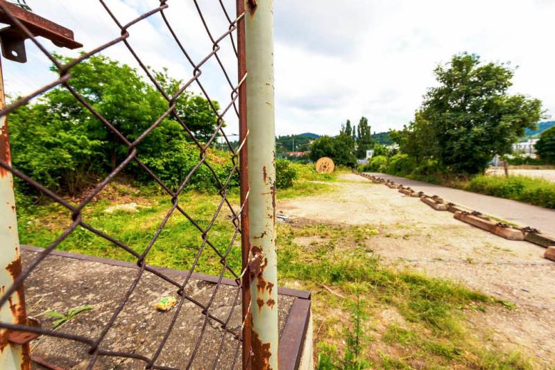 Eisenbahnschwellen wurden ausgelegt, um zu verhindern, dass auf der Fläche erneut geparkt werden kann.