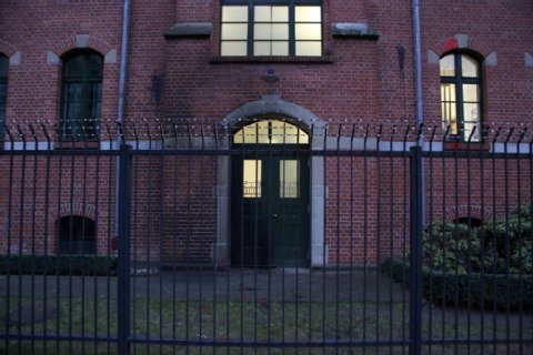  Ruß und ein Farbfleck sind an der Fassade des BKA-Gebäudes in Treptow zu sehen.  Foto: Thomas Schröder