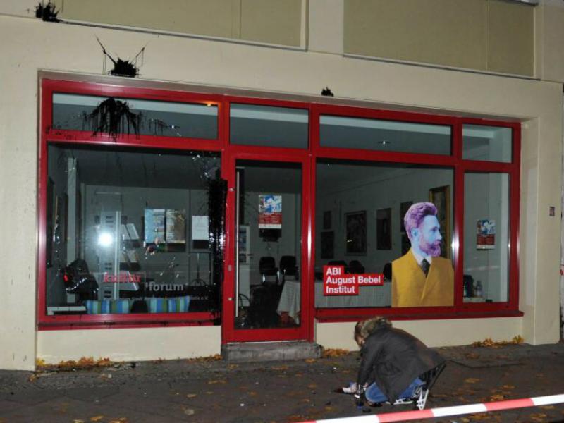 Die Glasfassade des Gebäudes in der Müllerstraße wurde Opfer eines Anschlags  Foto: spreepicture