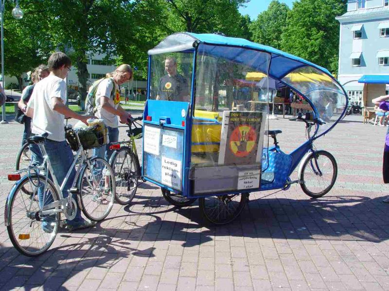 A rickshaw accompanied the anti-nuclear bike rally through Mariehamn