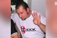 Achim Schmid im Ku Klux Klan-Shirt. Screenshot