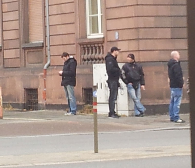 Kleine Nazigruppe in der Nähe des Gerichtsgebäudes