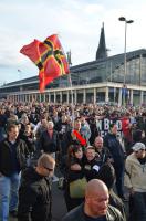 2 - Sabine Twardokus (Pro NRW) bei Nazi / Hooligan Demo in Köln, 26.10.2014