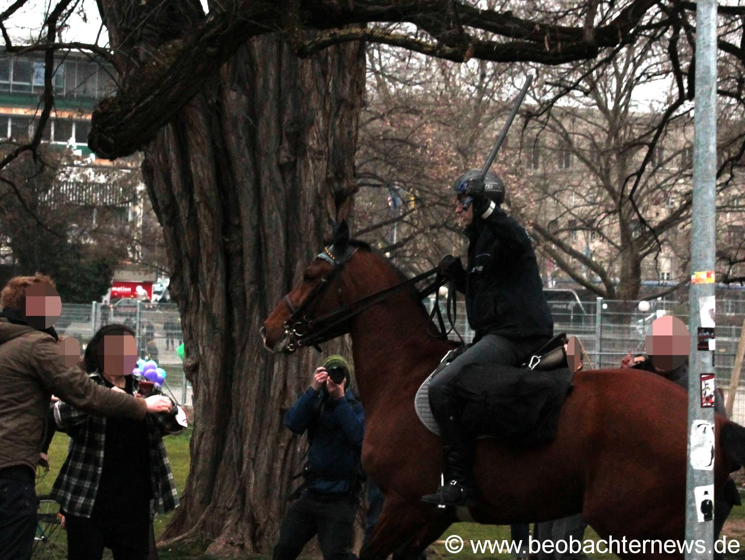 Polizeieinsatz mit Schlagstock und Pferd gegen Antifaschist_innen