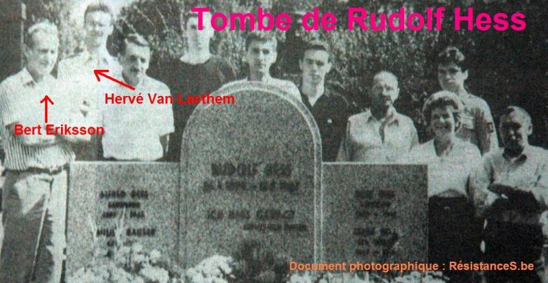 Hervé Van Laethem und der Chef des in den 80zigern verbotenenVlaamse Militanten Orde, Bert Erikson, am Grab von Rudolf Hess