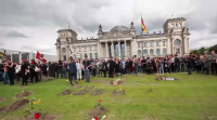 Gräber vor dem Reichstag (Screenshot)