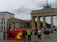 Internationale Aktivist_innen vor dem Brandenburger Tor/Berlin