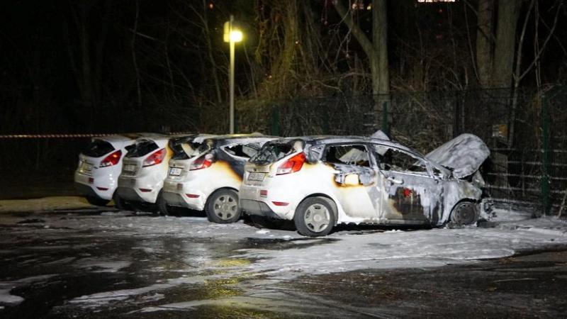 Opfer der Flammen: Die Fahrzeuge der Firma Securitas wurden am Dienstagabend in Brand gesetzt