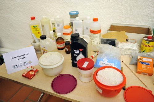 Bild: Chemikalien zur Herstellung von Bomben hat die Polizei sichergestellt.