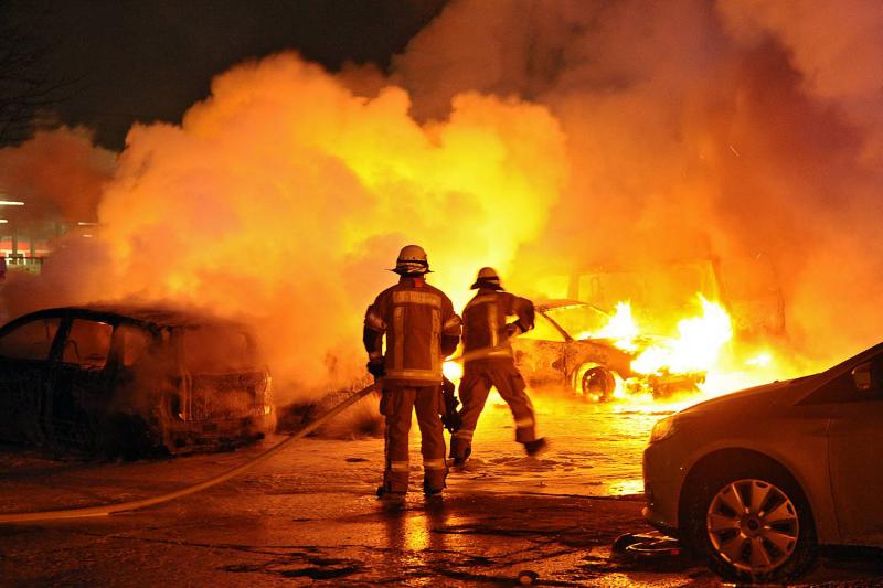 Als die Feuerwehrleute eintrafen, brannten die Autos lichterloh