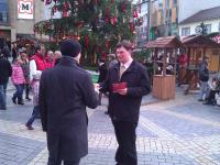 Jan Jaeschke bei der Verteilaktion auf dem Heilbronner Weihnachtsmarkt
