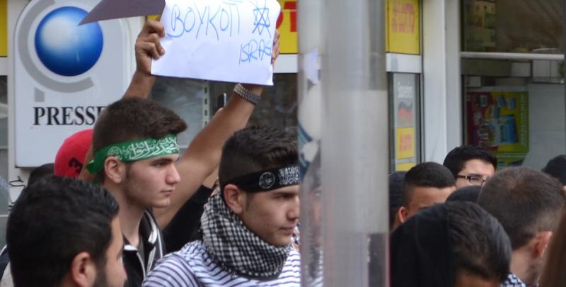 Junge Männer mit Stirnbändern der Hamas