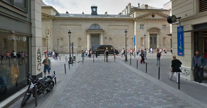 C'est dans ce quartier de Paris, non loin de la gare RER Haussmann-Saint-Lazare, qu'un jeune homme a été violemment agressé par un groupe d'assaillants décrits comme des skinheads.