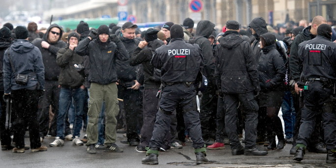 Die Durchsuchung bei Lothar König steht im Zusammenhang mit Ausschreitungen bei der Anti-Nazi-Demonstration am 19. Februar 2011 in Dresden.  Bild:  dpa