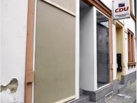 Die zertrümmerte Fensterscheibe der CDU-Geschäftsstelle ist derzeit mit einer Holzplatte abgedeckt. Der Sachschaden beläuft sich auf rund 2000 Euro.