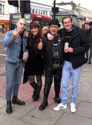 Kim Kalkowski mit ihrem Freund (links), „Maury White“ und „Nicholas Pantera“ in London