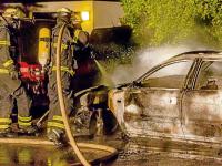 Feuerwehrleute löschen an der Heukoppel in Bramfeld einen brennenden VW. Das Auto gehört einem Rechtsradikalen. Foto: Marius Röer