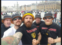 Rick Bochert (rechts) und Kameraden zur Fußball-Europameisterschaft der Herren mit anderen Hooligans in Lille