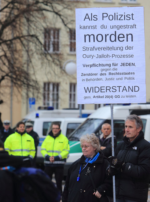 Demonstration am 07.01.2013 am achten Todestag von Oury Jalloh vor dem Bahnhof in Dessau-Roßlau (Sachsen-Anhalt). (FOTO: DPA)