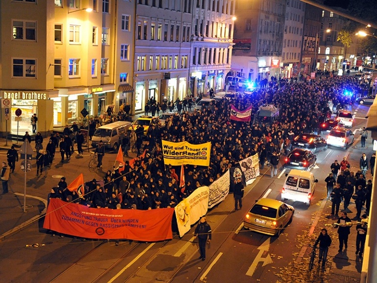900 Demonstranten sind am Donnerstagabend lautstark protestierend durch Leipzig gezogen. Ihr Anliegen war es, auf Rassismus in der Stadt aufmerksam zu machen.