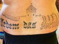 Braune Gesinnung im Spaßbad: Das Tattoo zeigt eine stilisierte Darstellung des Eingangstors von Auschwitz-Birkenau, und der Spruch stand am Tor des Konzentrationslagers Buchenwald