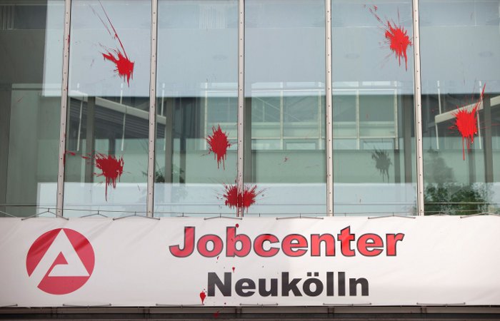 Farbbomben am Jobcenter Neukölln. FOTO: DAPD