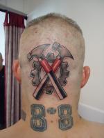 Le tatouage arboré par les membres définitifs des Hammerskins, ici accompagné d’un 88 (pour “Heil Hitler”)