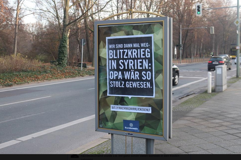 Unbekannte hängten diese Plakate in Berlin auf. 