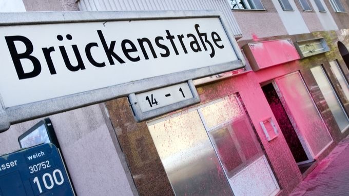 In der Brückenstraße 14 befindet sich die Neonazikneipe "Zum Henker" (hier nach einem Farbanschlag)