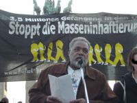 Der ehemalige Todestraktgefangene Harolf Wilson vor der US Botschaft in Berlin, 2012