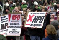 Ein eher seltenes Bild in Ludwigshafen: NPD-Anhänger demonstrieren. Die Aufnahme entstand im Jahr 2002.
