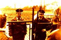 28.03.1991 Zwei Polizisten am Zaun in Lehen